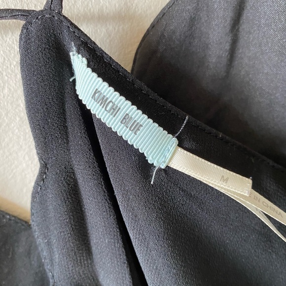 Black Scallop Neckline Spaghetti Strap Tank Top - Picture 6 of 8